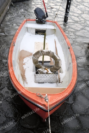 Fischerboot im Eis