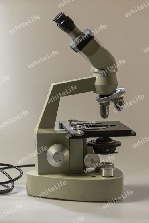 Seitenansicht eines Mikroskops