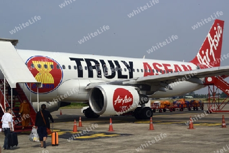 Ein Flugzeug der Air Asia mit dem Logo der Asean in Thailand in Suedostasien.
