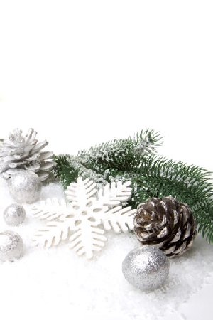 Weihnachten, Dekoration mit Tannenzweig, Tannenzapfen, Weihnachtskugel silber und weiss