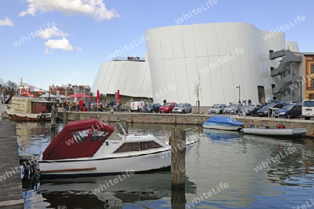 Sportboote,  im Querkanal im alten Hafen von Stralsund , Ozeaneum,  Unesco Weltkulturerbe, Mecklenburg Vorpommern, Deutschland, Europa , oeffentlicher Grund