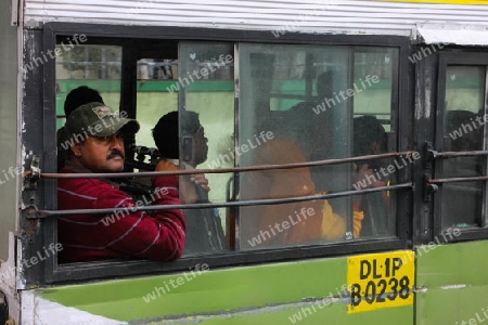 Man im indischen Bus