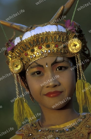 Eine Taenzerin in traditionellem Kopfschmuck in Ubud in Zentral Bali auf der Insel Bali in Indonesien.