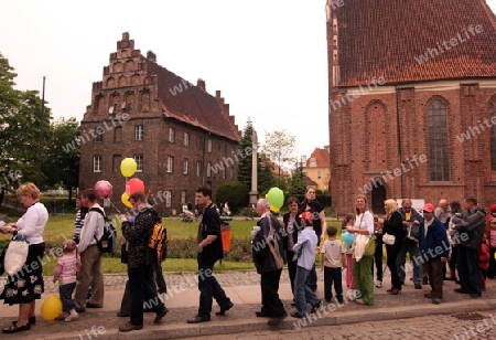 Menschen bei einem Fest im Zentrum von Poznan im westen von Polen.  