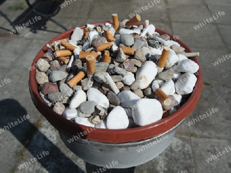 Raucherplatz mit Zigarettenkippen