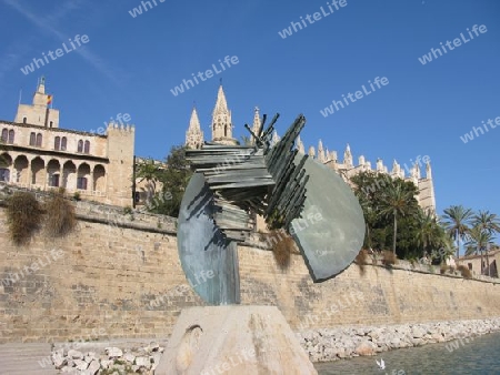 Skulptur vor der Kathedrale in Palma de Mallorca