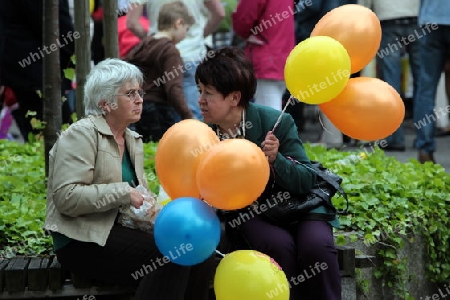 Menschen bei einem Fest im Zentrum von Poznan im westen von Polen.  