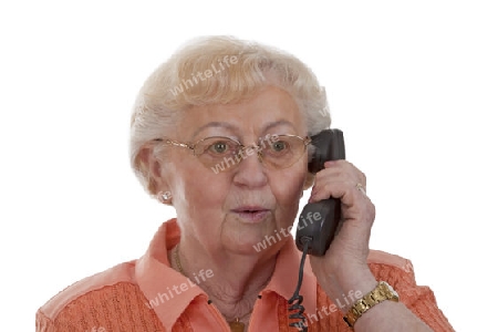 Altere Dame beim telefonieren auf hellem Hintergrund