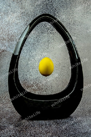 Stillleben mit Ei und Vase, zwei ovale Formen ineinander gestellt