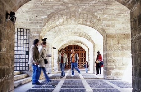 Der Eingang des Palau Almudaina bei der  Kathedrale La Seu der Altstadt von Palma de Mallorca der Hauptstadt der Insel Mallorca einer der Balearen Inseln im Mittelmeer.  