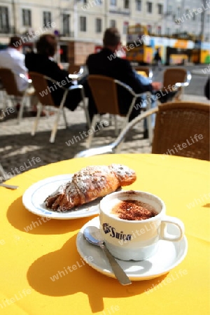 Ein Strassencafe mit Kaffee und Fruehstuck am Parca da Figueira in der Altstadt von Lissabon  in Portugal.
