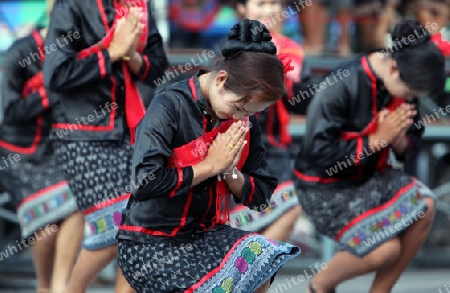 Eine traditionelle Tanzgruppe mit der thailaendischen Begruessung  zeigt sich an der Festparade beim Bun Bang Fai oder Rocket Festival in Yasothon im Isan im Nordosten von Thailand. 