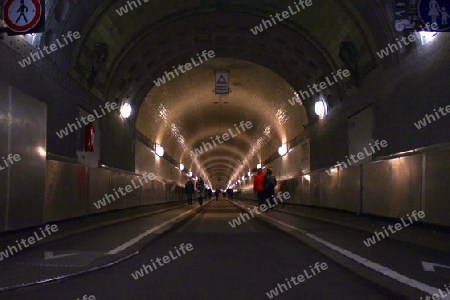 Menschen im Tunnel