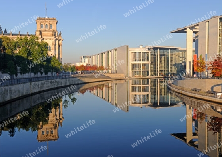Reichstag, Paul-L?be-Haus und Marie-Elisabeth-L?ders-Haus, spiegeln sich im Herbst bei Sonnenaufgang in der Spree,  Berlin, Deutschland, Europa, oeffentlicher Grund