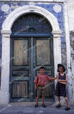 Afrika, Tunesien, Mahdia
Kinder vor einer traditionellen Holt Haustuer in der Altstadt der Kuestenstadt Mahdia in Central Tunesien. (URS FLUEELER)






