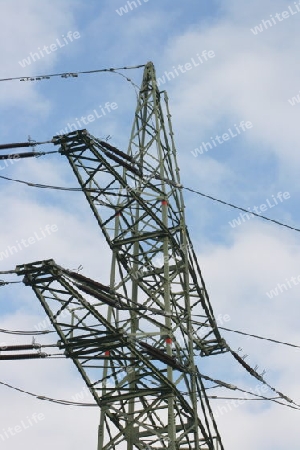 large transmission power pole, with blue sky background       gro?er Fernleitungs Strommast,mit blauen Himmel im Hintergrund