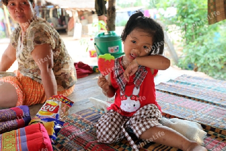 Ein Kind mit einer Glace in der Provinzhauptstadt Amnat Charoen in der Provinz Amnat Charoen im Isan im Nordosten von Thailand. 