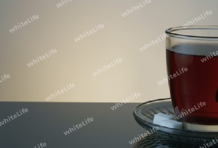 Rechtsseitig positioniertes Teeglas mit roten Tee.