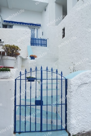 Mediterranes Haus in weiss und blau