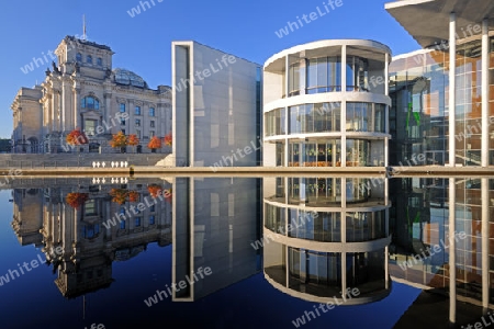 Reichstag und  Paul-L?be-Haus  spiegeln sich im Herbst bei Sonnenaufgang in der Spree,  Berlin, Deutschland, Europa, oeffentlicher Grund