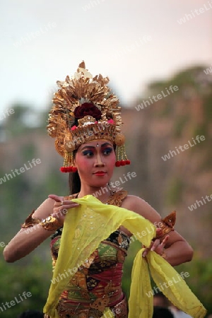 Eine Taenzerin bei einer traditionellen Balinesischen Tanzauffuehrung in Uluwatu im sueden von Bali auf der Insel Bali in Indonesien..