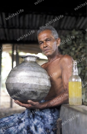 Asien, Indischer Ozean, Sri Lanka,
Ein Natur Oil Produzent in seinem Betrieb beim Kuestendorf Hikkaduwa an der Suedwestkueste von Sri Lanka. (URS FLUEELER)






