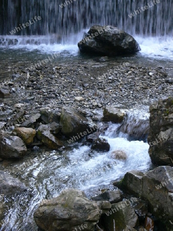 Steinblock unter dem Wasserfall 1