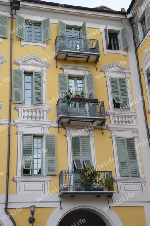3 Balkone am gelben Haus