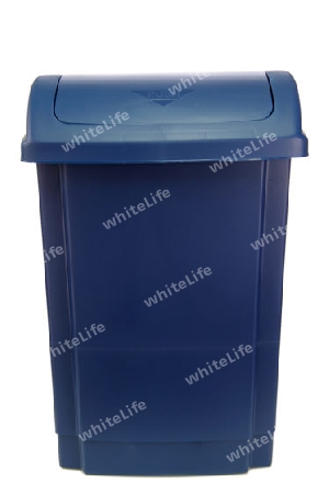 Abfalleimer freigestellt auf hellem Hintergrund