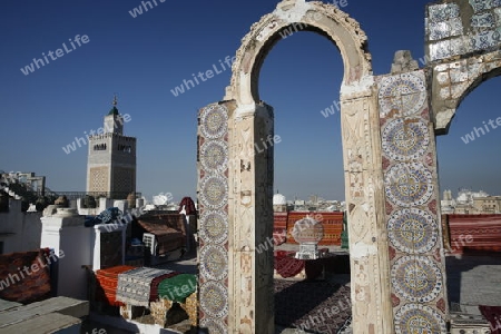 Das Minarett der MoscheeZaytouna oder Grosse Moschee in der Altstadt oder Medina der Hauptstadt Tunis im Norden von Tunesien in Nordafrika am Mittelmeer. 