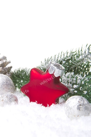 Weihnachten, Dekoration mit Tannenzweig, Tannenzapfen, Weihnachtskugel als Stern rot und weiss