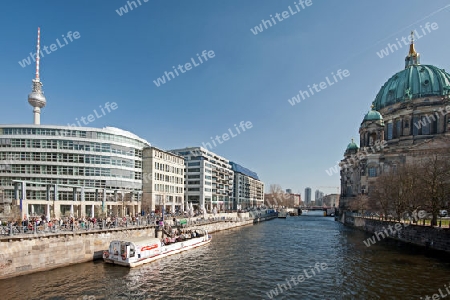 Berlin Mitte - Blick auf die Spree, den Fernsehturm und den Berliner Dom