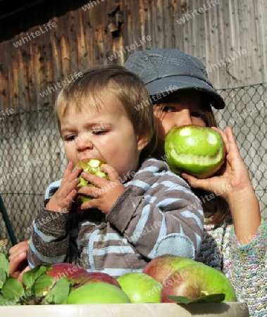 Kinder beim Apfel essen