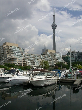 CN Tower spiegelt sich im Wasser; Hafen mit Booten