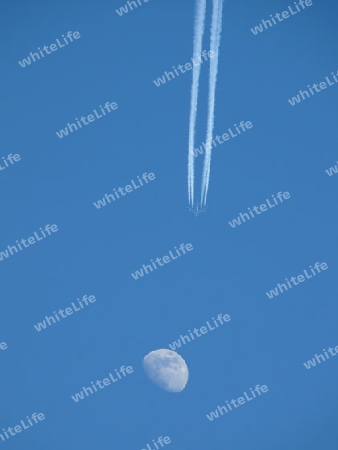 Flugzeug und Mond
