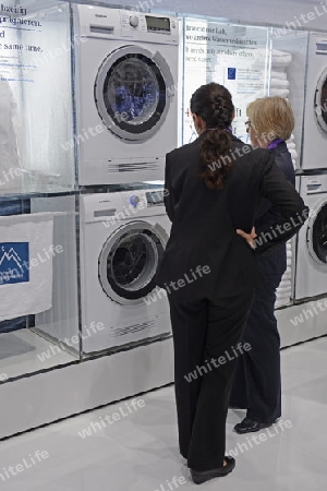 Besucherin interessiert sich fuer die neuesten Waschmaschinen auf der Internationalen Funkausstellung IFA 2012 in Berlin, Deutschland, Europa