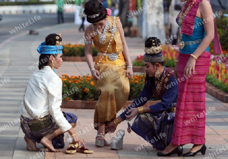 Eine Frau beim Schuhe anprobieren beim Bun Bang Fai oder Rocket Festival in Yasothon im Isan im Nordosten von Thailand. 