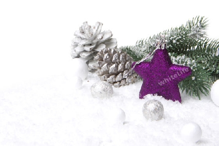 Weihnachten, Dekoration mit Tannenzweig, Tannenzapfen, Weihnachtskugel als Stern lila und weiss