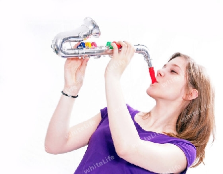 Frau mit Spielzeug-Saxophon