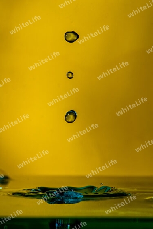 Wassertropfen vor gelbem Hintergrund 