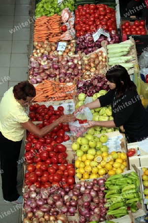Der Markt mit Gemuese und Fruechen in der Hauptstadt Podgorica in Montenegro im Balkan am Mittelmeer in Europa.