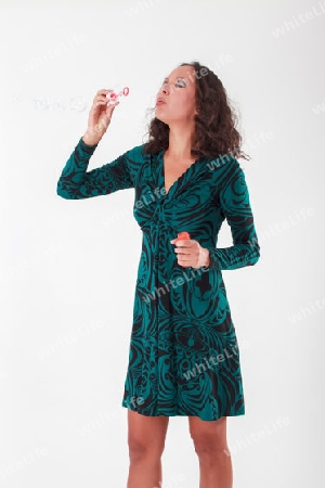 Frau spielt mit Seifenblasen 