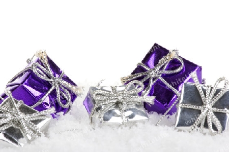 Weihnachten Geschenke lila und silber auf Kunstschnee mit wei?em Hintergrund
