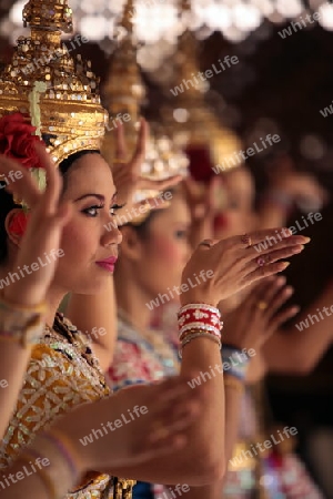 Ein Traditioneller Tanz im Erewan Schrein in der Th Phra Ram 1 Road beim Siam Square in Bangkok der Hauptstadt von Thailand in Suedostasien. 