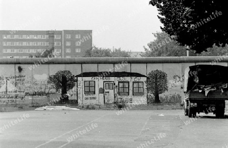Bemalte Mauer im Berlin der 80er Jahre