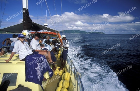 Die Schiffsfahrt von der Insel Praslin zur Insel La Digue auf der Inselgruppe Seychellen im Indischen Ozean in Afrika.