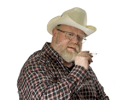 Rauchender Mann mit Hut auf hellem Hintergrund