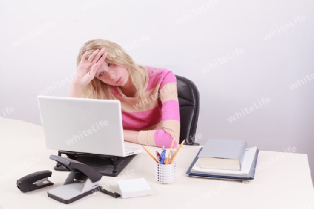 Junge Frau am Computer gestresst vom lernen