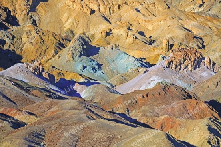durch Mineralen verfaerbtes Gestein der Artist`s Palette, in der Abendsonne, Death Valley Nationalpark, Kalifornien, USA