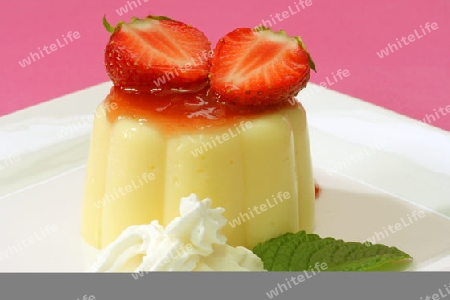 Vanillepudding mit frischen Erdbeeren und Erdbeersauce